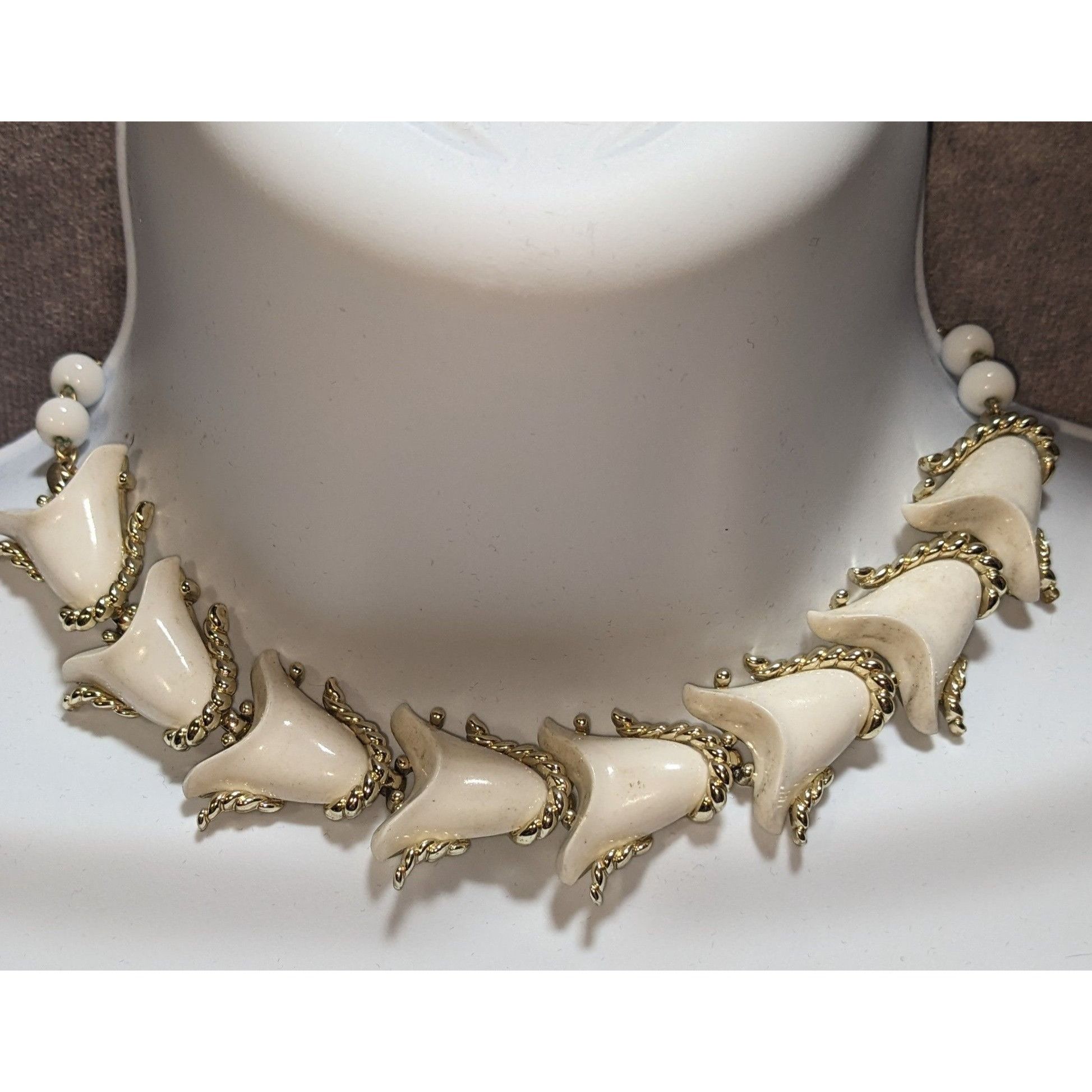 Other Vintage Volupte 1930s/40s White Lucite Floral Necklace Size ONE SIZE - 2 Thumbnail