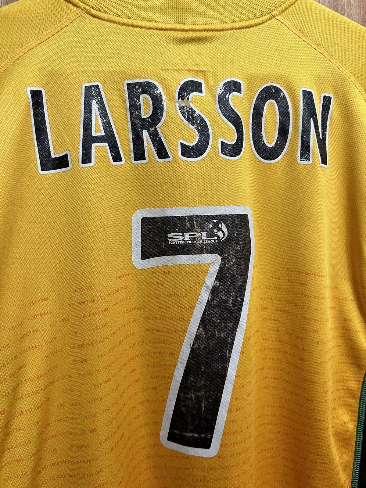 Vintage #7 LARSSON Celtic Umbro Tee Scottish Premier League 2001/02 Size US M / EU 48-50 / 2 - 9 Thumbnail
