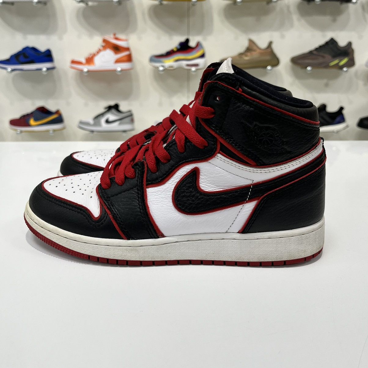 Nike Air Jordan 1 Retro High Bloodline (GS) Size US 5.5 / EU 38 - 2 Thumbnail