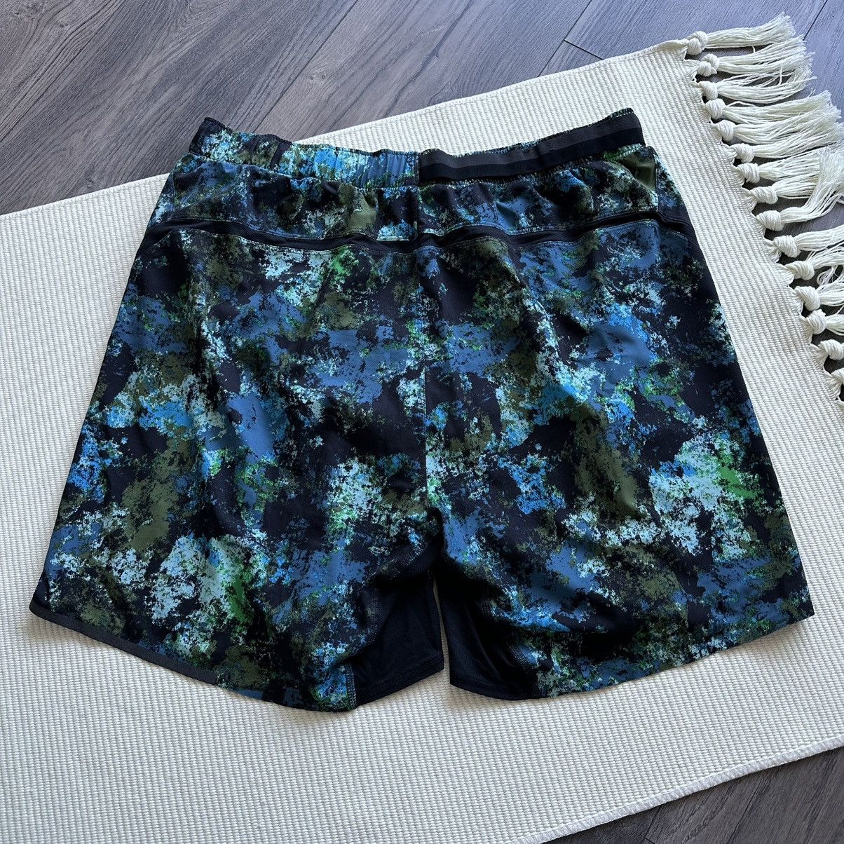 Lululemon Lululemon Surge 7” Blue Green Black Splatter Athletic Shorts Size US 34 / EU 50 - 4 Thumbnail