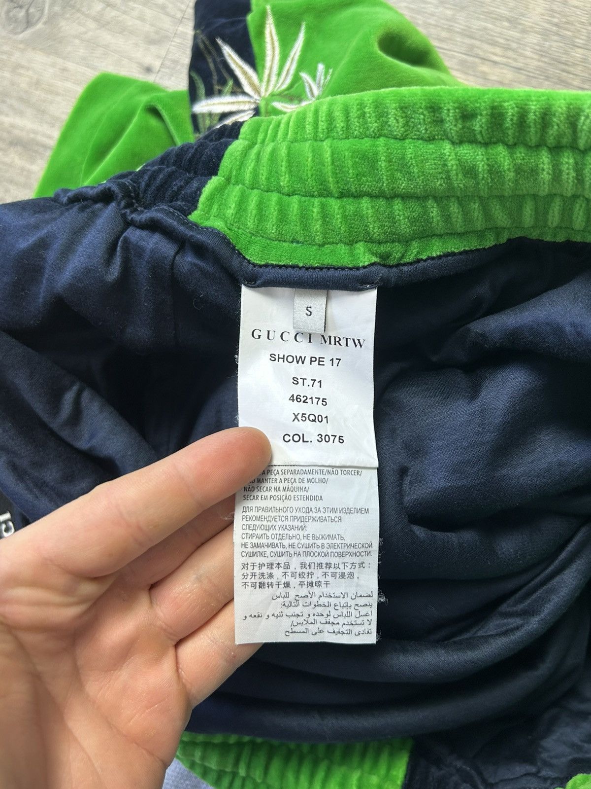 Gucci Sample runway Gucci towel apple green velour shorts Size US 30 / EU 46 - 7 Thumbnail