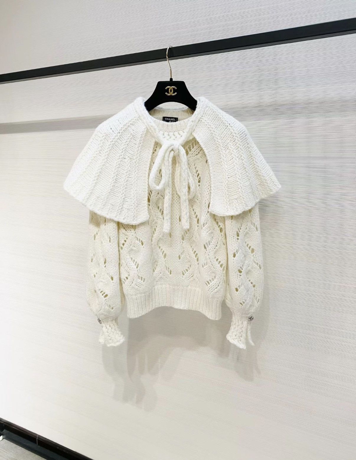 Chanel Chanel 21B White Cape Collar Knit Sweater J33 Size XXS / US 00 / IT 34 - 1 Thumbnail