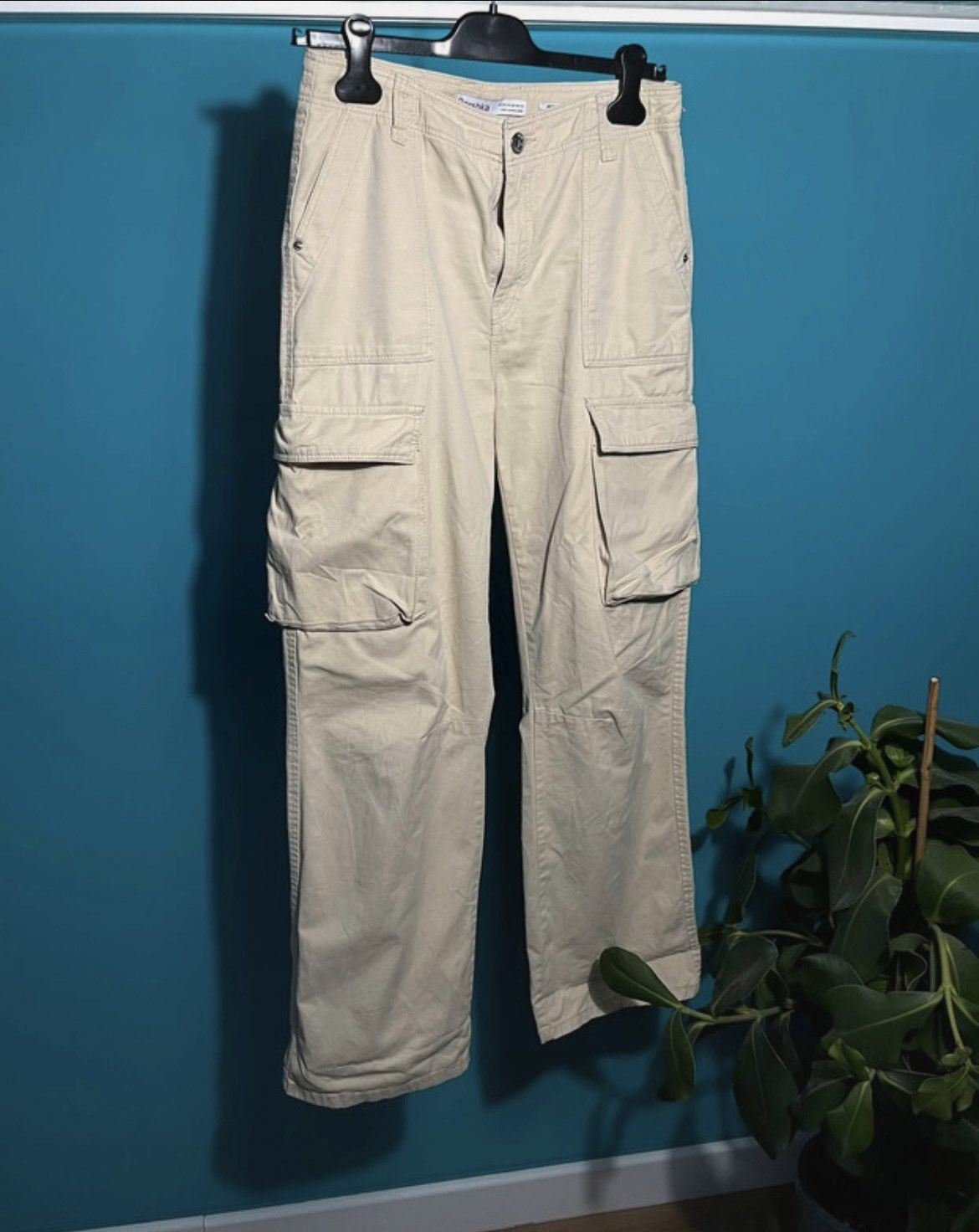 Bershka Beige medium-rised cargo pants Size 28" / US 6 / IT 42 - 1 Thumbnail