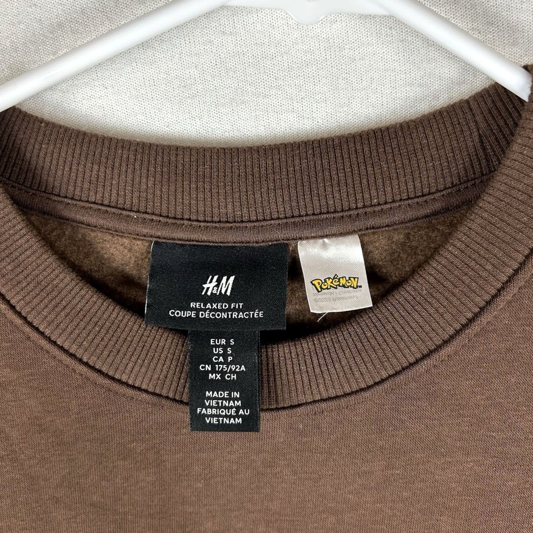 H&M H&M Pikachu Long Sleeve Sweatshirt Mens Small Relaxed Fit Brown Graphic Print Shirt Size US M / EU 48-50 / 2 - 2 Thumbnail