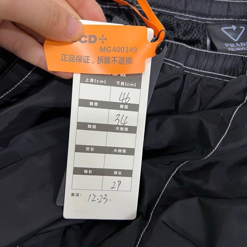 Prada Prada Black triangle logo shorts 2502-Nextarrow Size 30" / US 8 / IT 44 - 7 Thumbnail
