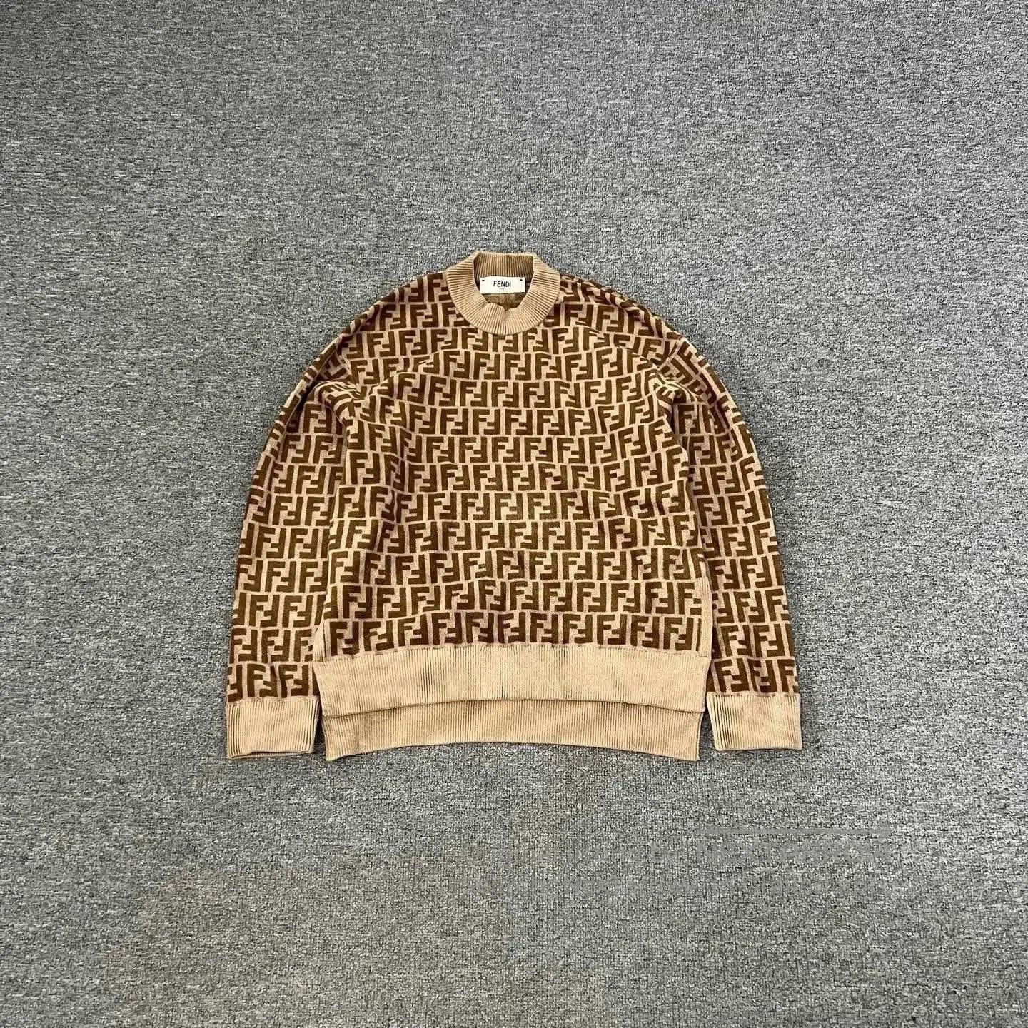 fendi classic logo patterned sweatshirt.