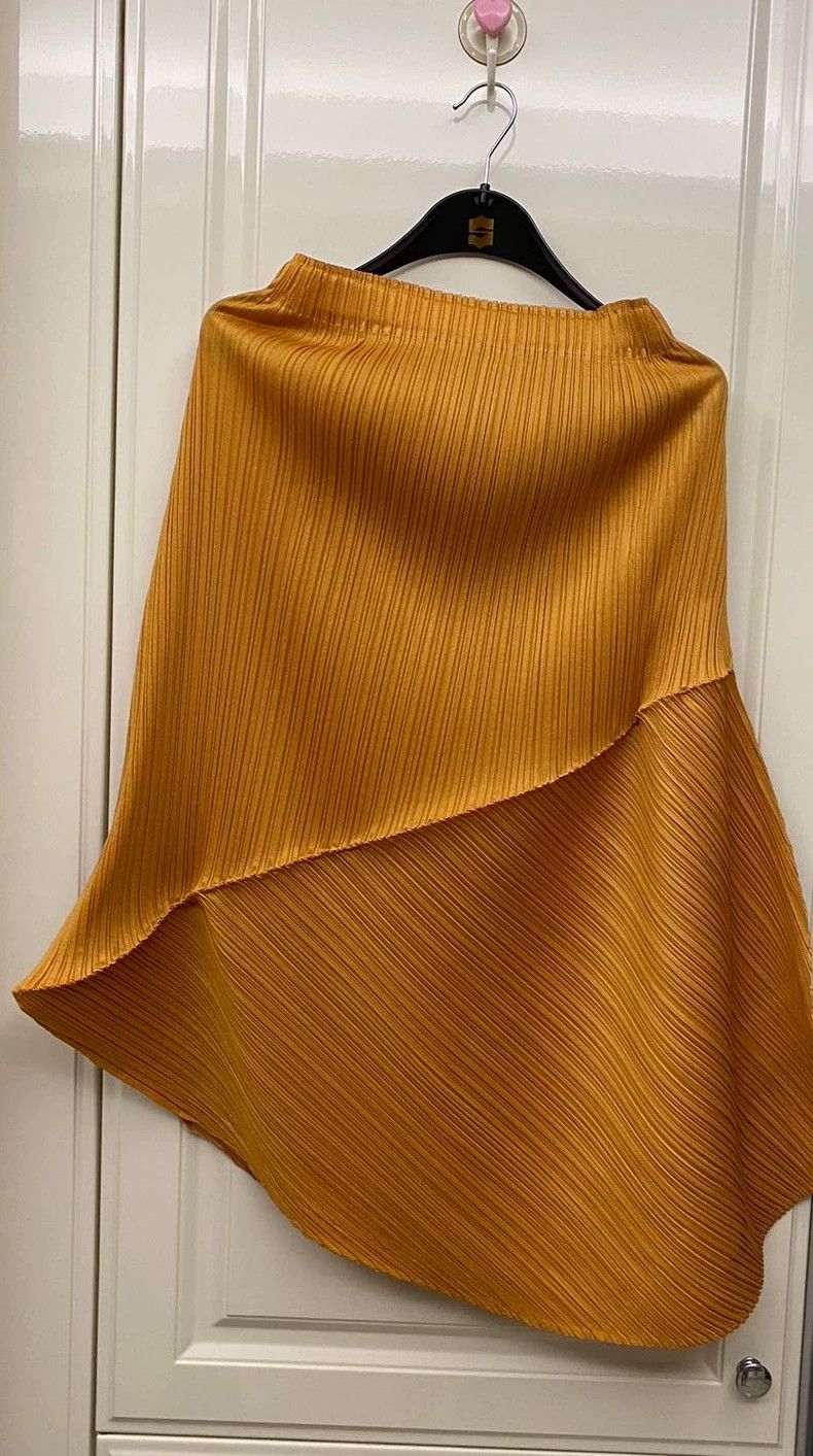 Issey Miyake Issey Miyake size:one size Yellow pleated irregular-shaped Size 22" - 4 Thumbnail
