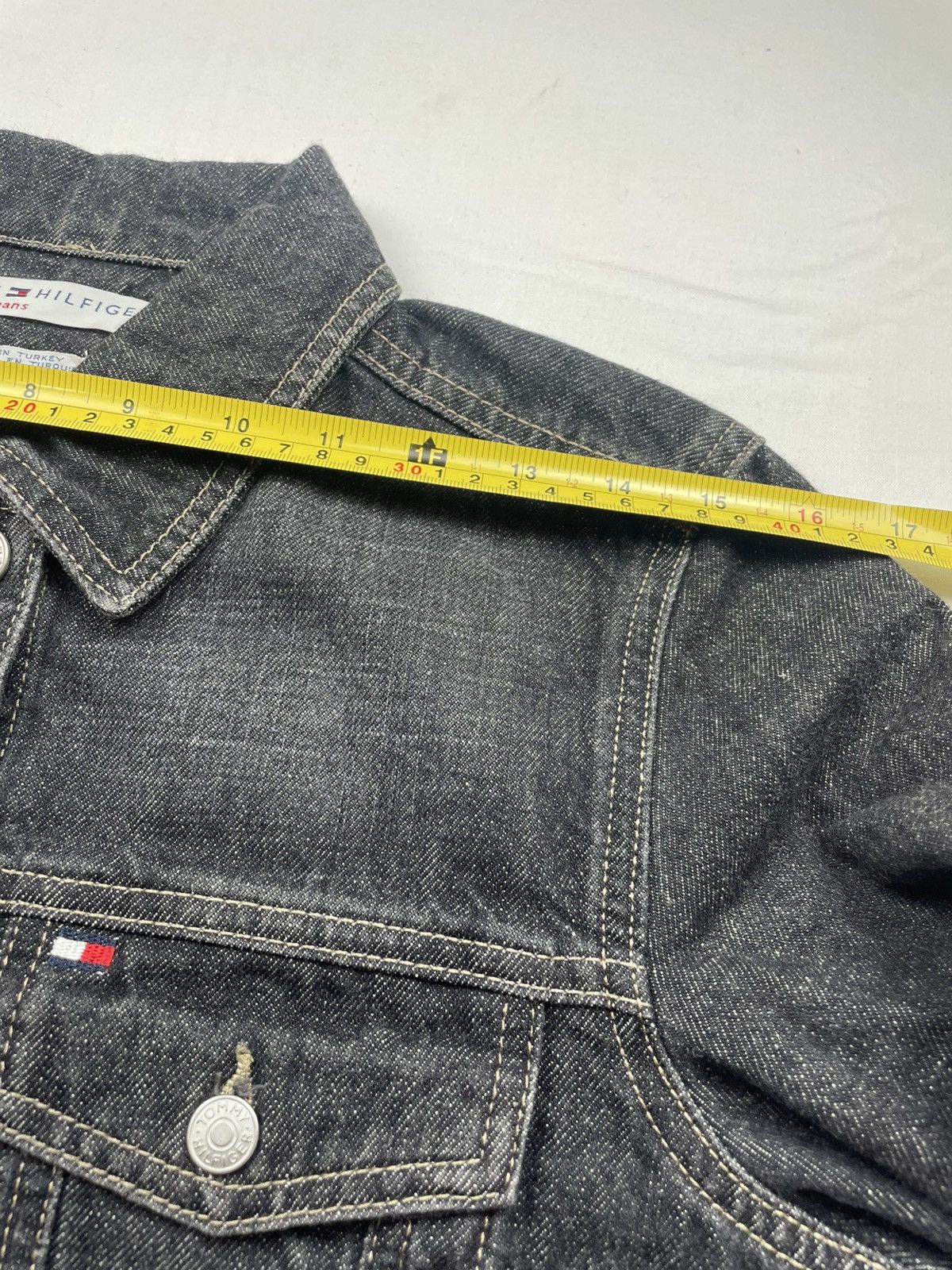 Tommy Hilfiger Tommy Hilfiger Cropped Denim Jacket Featuring Branded Button Size M / US 6-8 / IT 42-44 - 15 Thumbnail