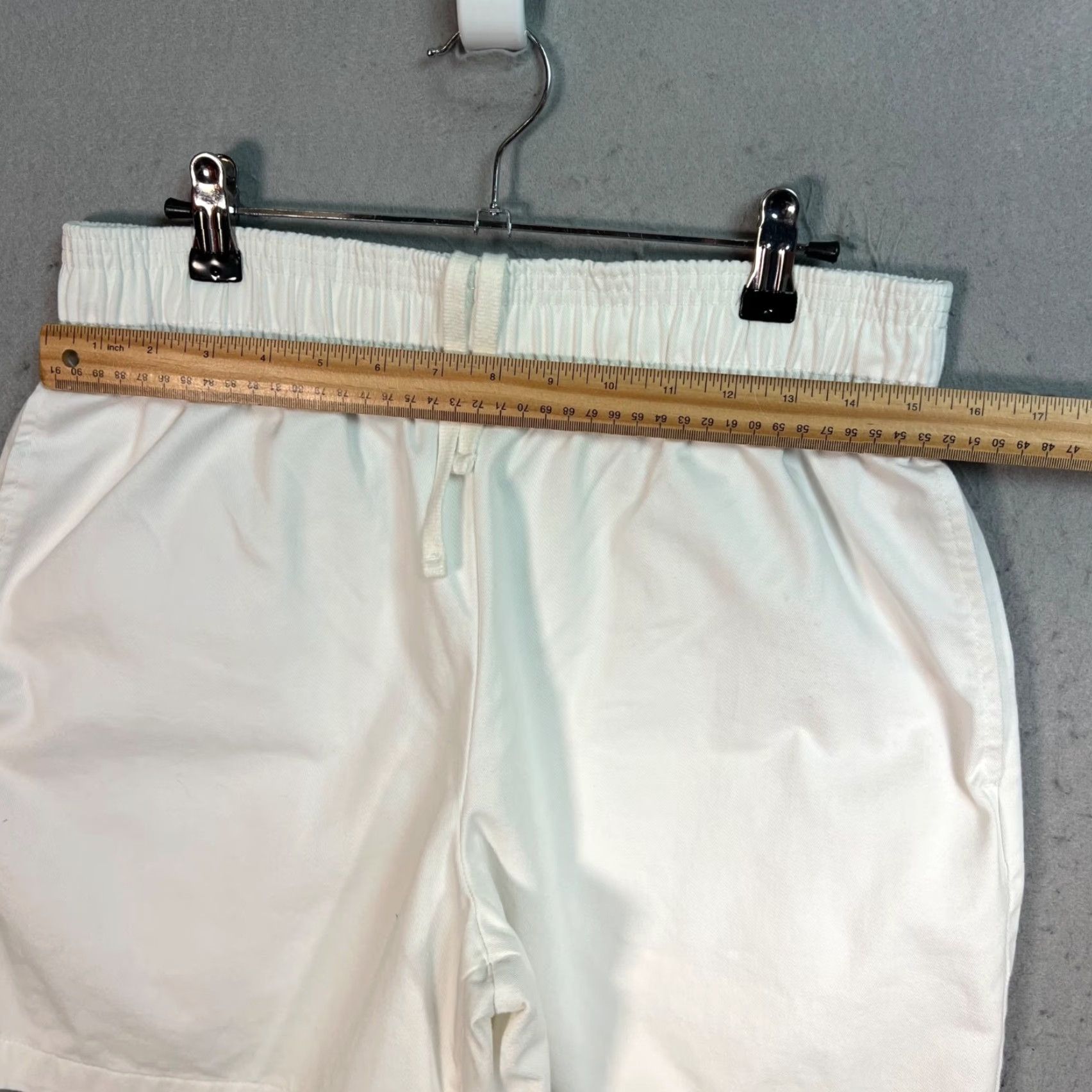 Uniqlo VINTAGE GU by Uniqlo Womens XL White Chino Shorts Elastic Waist Drawstring Front Flat 6.5 Inseam High Rise Cotton Polyester Womens Size 32" / US 10 / IT 46 - 4 Thumbnail
