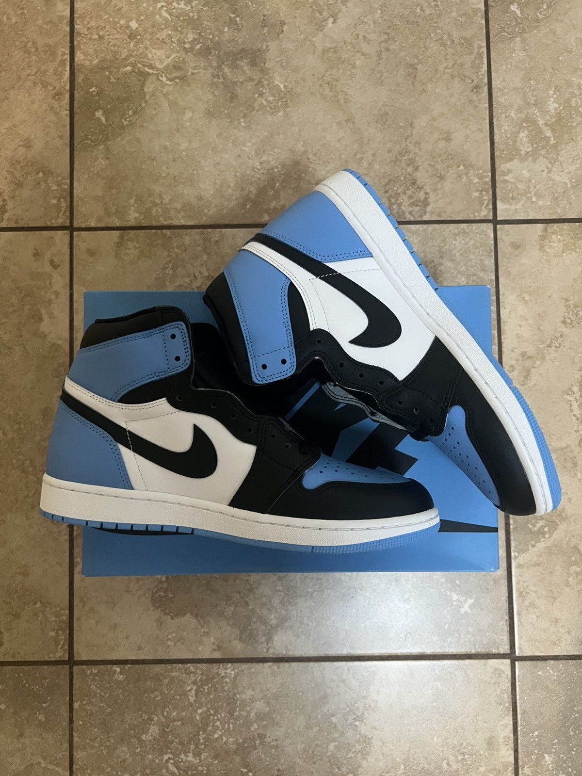Jordan Brand Jordan 1 Retro “Unc Toe” Size US 10 / EU 43 - 2 Thumbnail