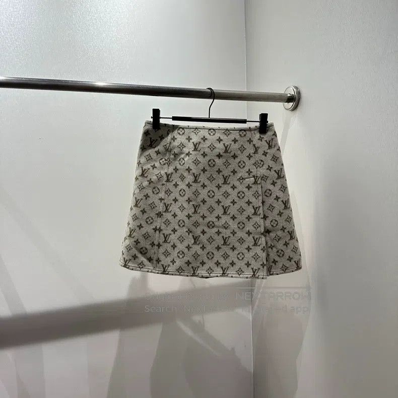 Louis Vuitton Louis Vuitton Full print gold button wool skirt Size 33" - 1 Thumbnail