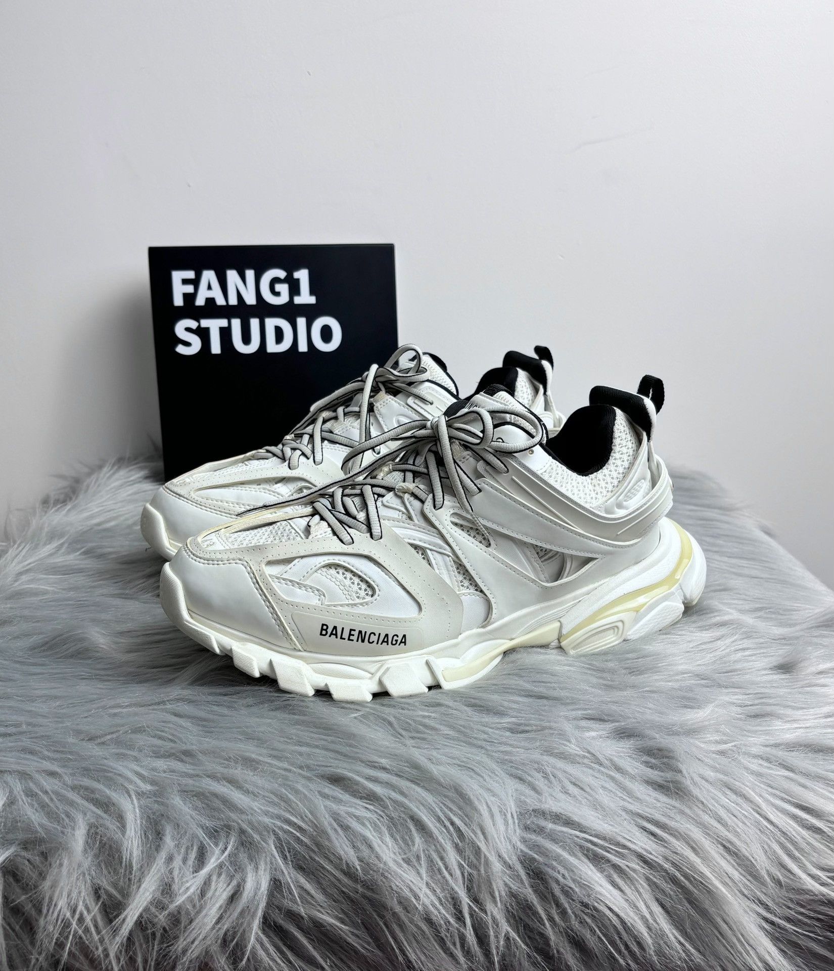 Balenciaga Balenciaga White Lowtop Sneakers 10 Men Size US 10 / EU 43 - 1 Thumbnail