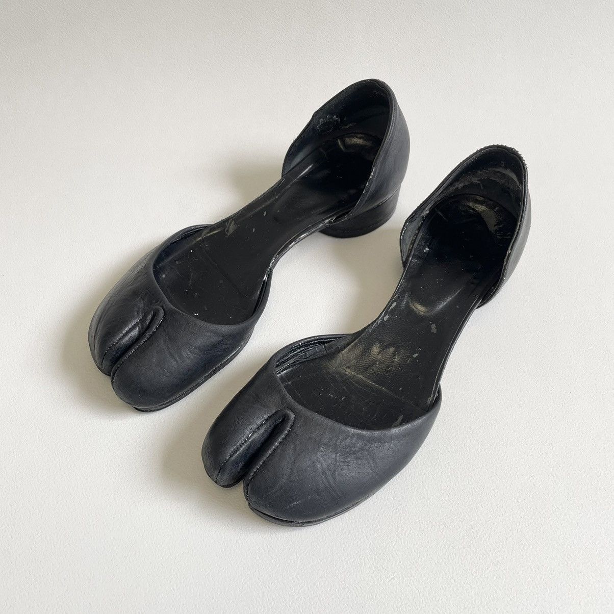 Maison Margiela 1990s Black Painted Mule Tabi Shoes Size US 8 / IT 38 - 14 Thumbnail