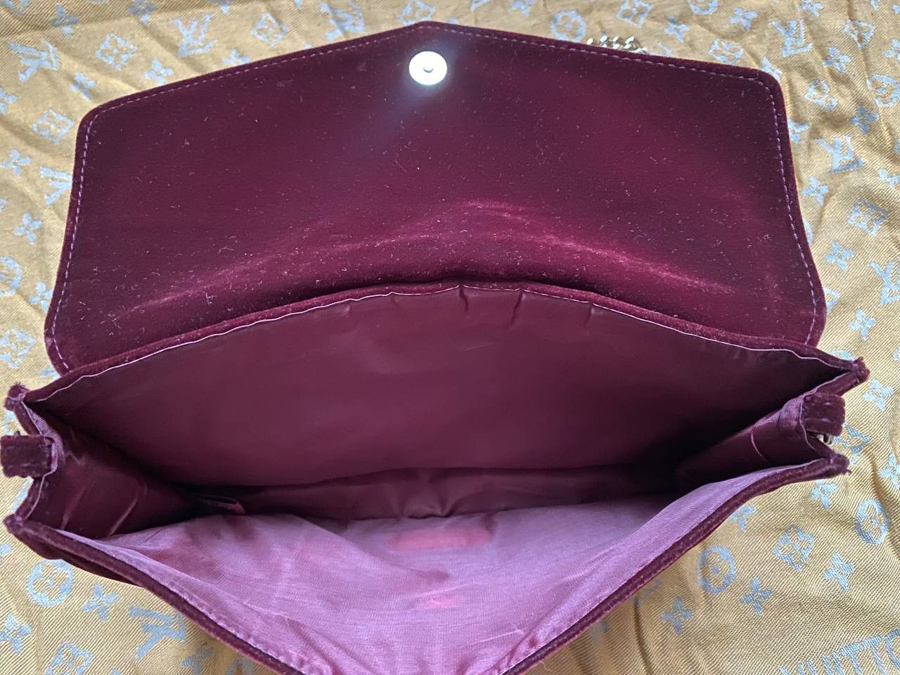 Jimmy Choo 📌 Jimmy Choo Parfums Velour Clutch Bag with Chain Strap Size ONE SIZE - 8 Thumbnail