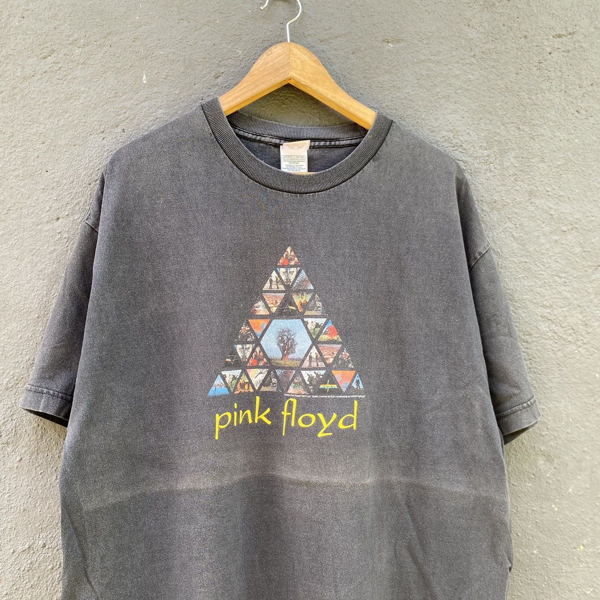 Thrashed Faded Vintage Y2K Pink Floyd Rock Band Tshirt