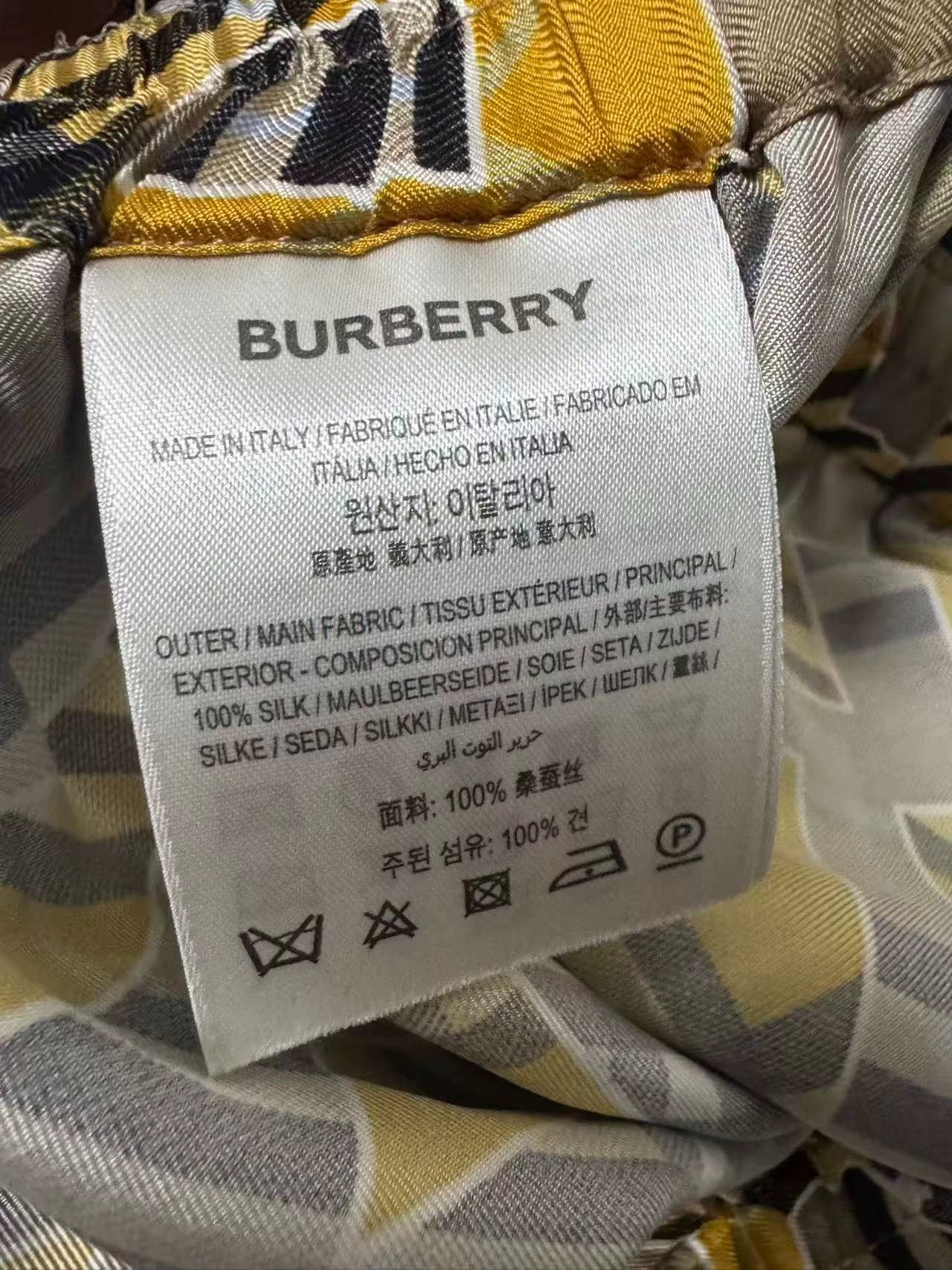 Burberry Burberry Silk Suit (L) Like New Size US L / EU 52-54 / 3 - 5 Thumbnail