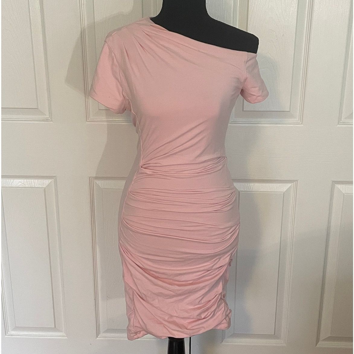 Bebe Y2K BeBe Light Pink Ruched Body-Con Off the Shoulder Dress Size S / US 4 / IT 40 - 1 Thumbnail
