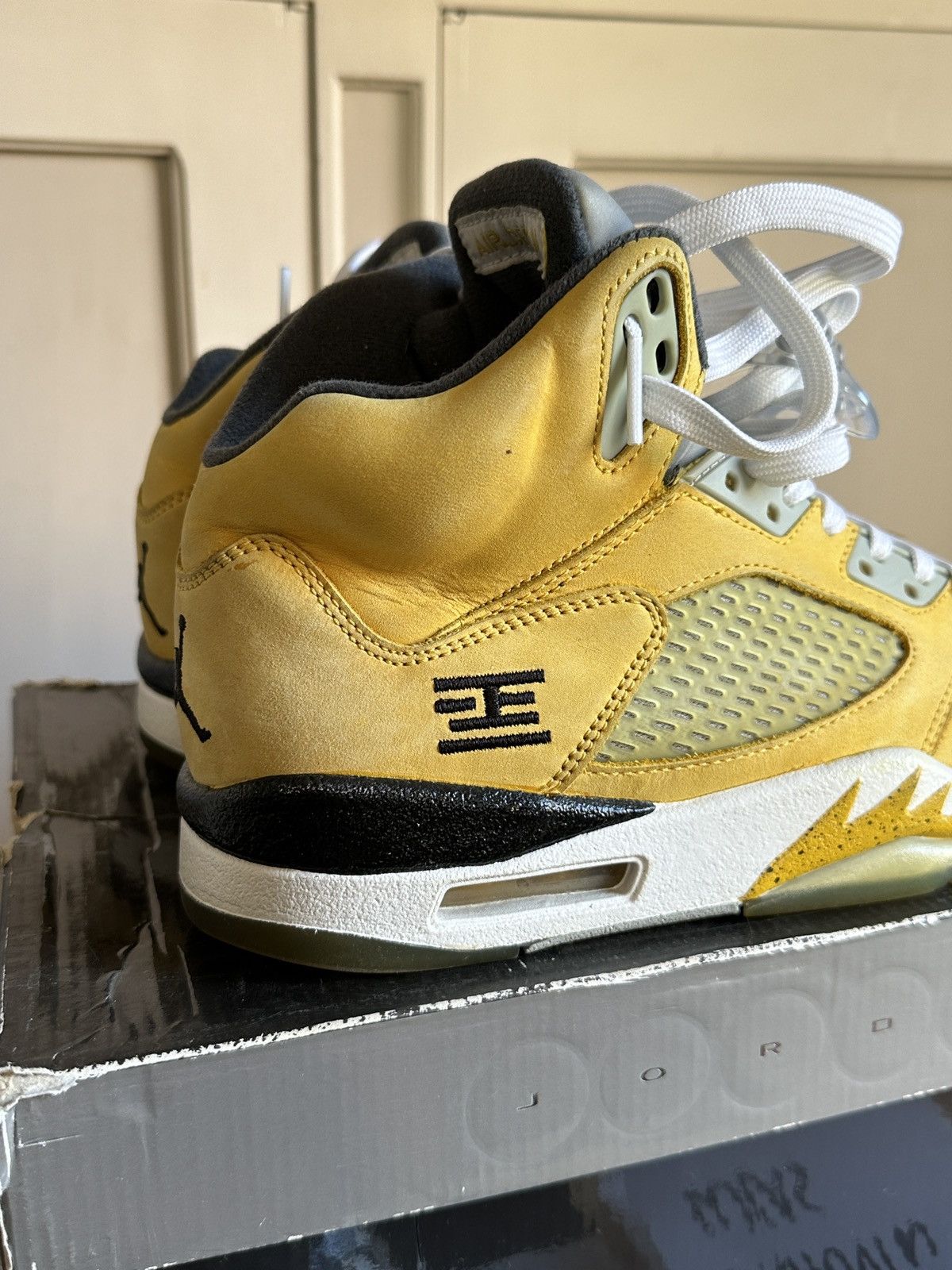 Jordan Brand × Nike Jordan 5 Tokyo exclusive Size US 8 / EU 41 - 2 Thumbnail