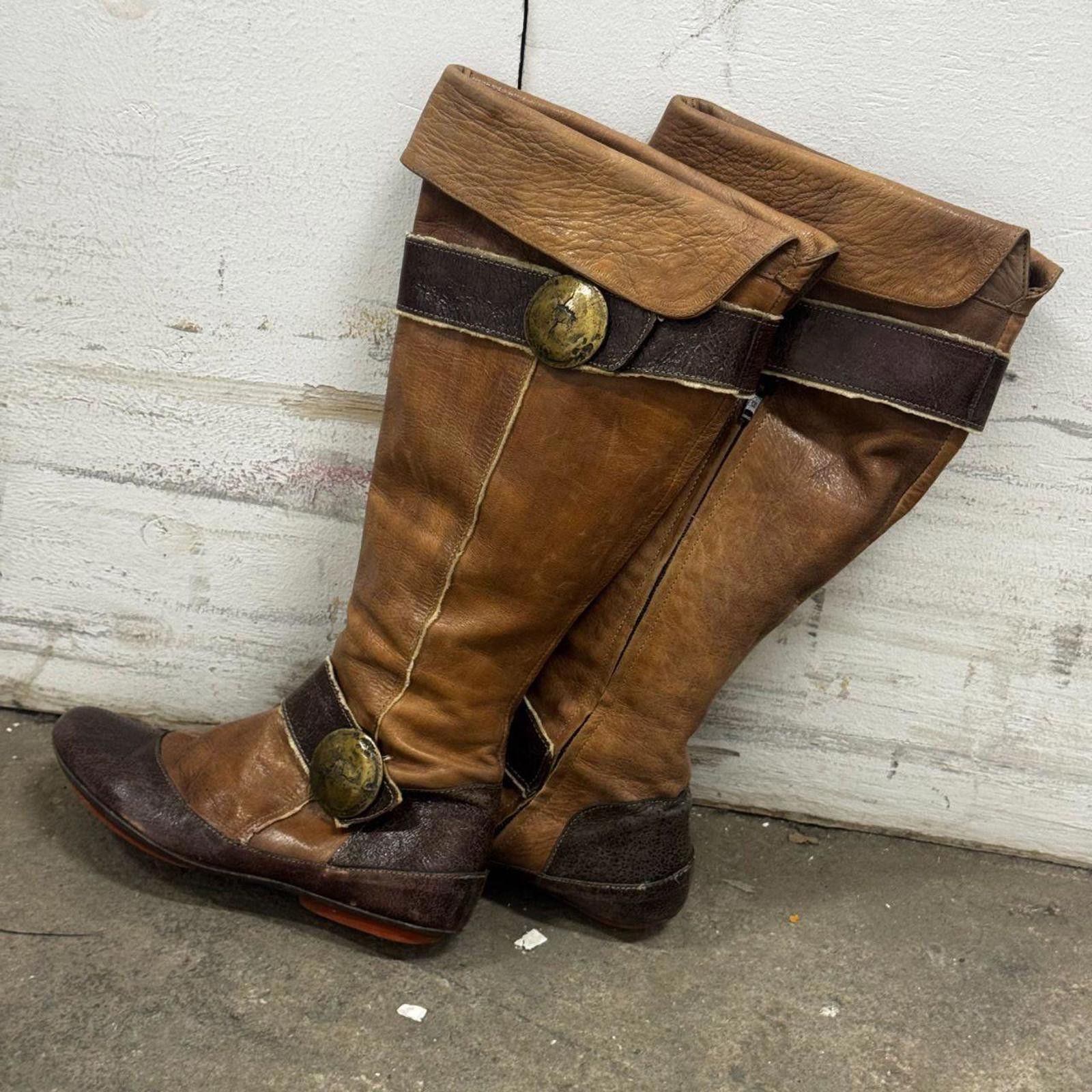 Other Vintage Regard Two-Tone Leather Medallion Boots Size US 7 / IT 37 - 8 Thumbnail