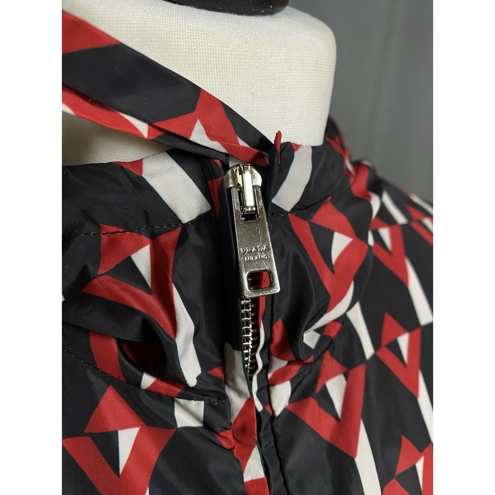 Prada MINT! Prada Women's Black Red Geometric Pattern Windbreaker Size XS / US 0-2 / IT 36-38 - 8 Thumbnail