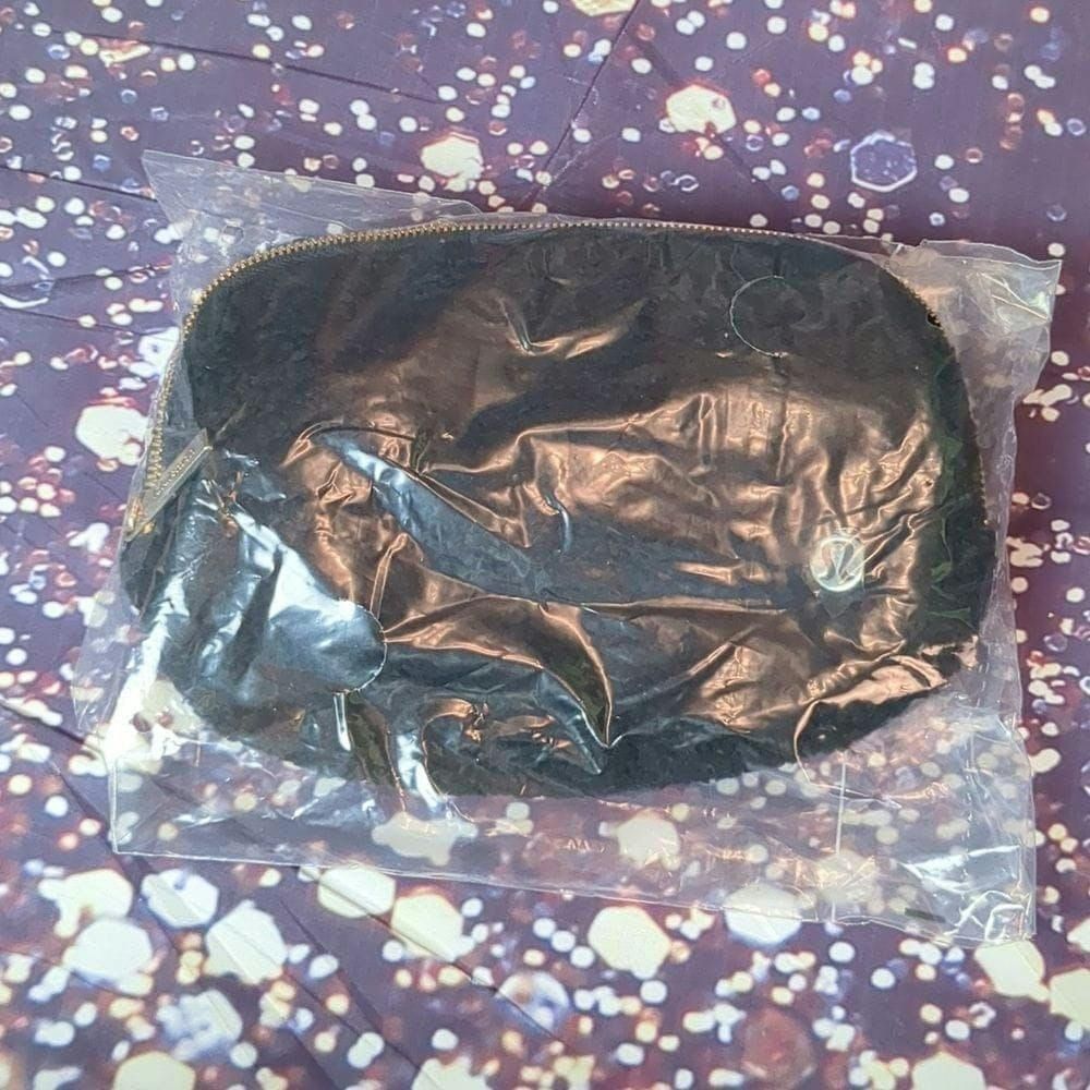 Lululemon Lululemon Everywhere Belt Bag Black Velour Belt Bag Onesize |  Grailed