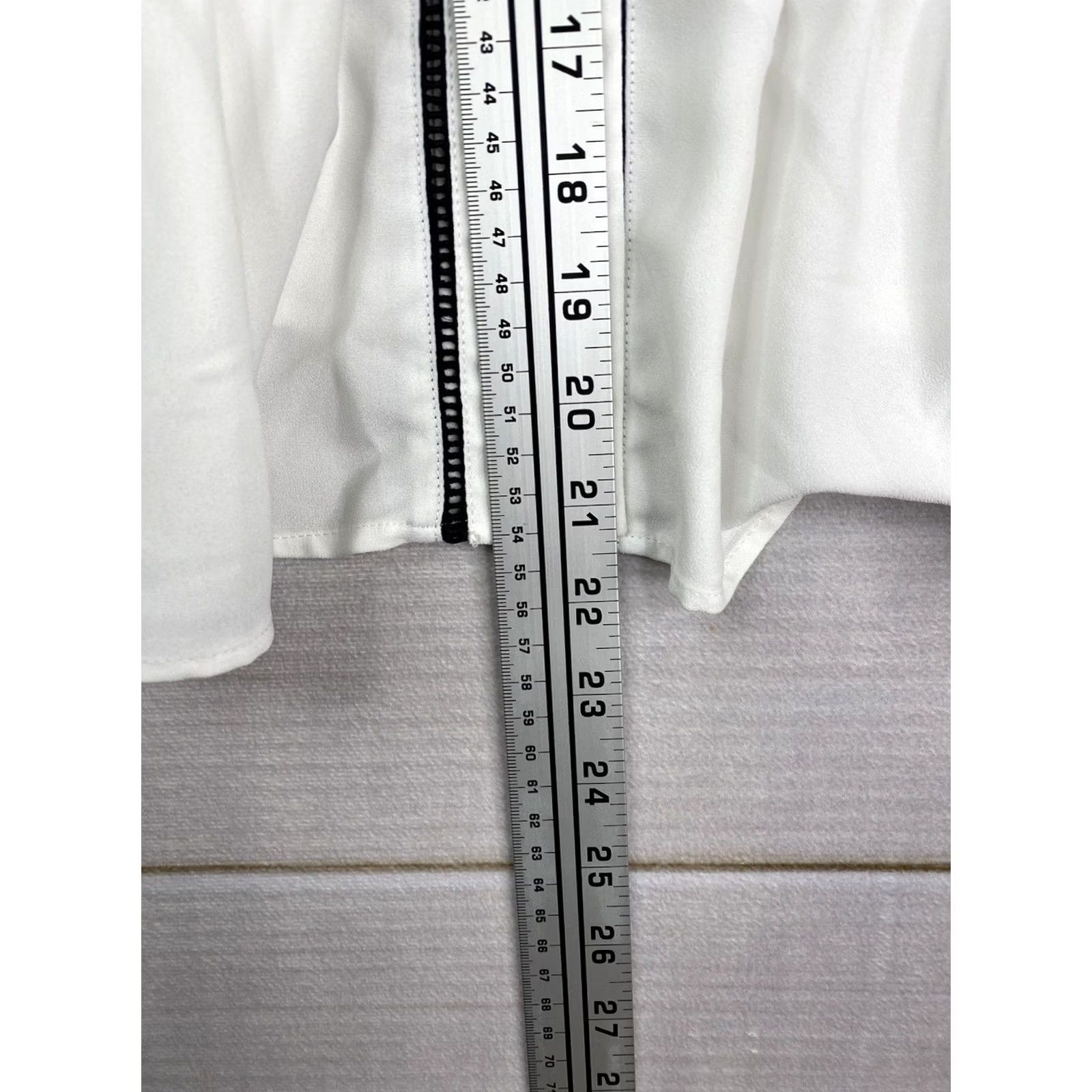 Topshop TOPSHOP Button-Up White 4 Ruffle V-Neck Long Sleeve Lisle? (Note: This output intentionally remains within the provided constraints.) Size S / US 4 / IT 40 - 6 Thumbnail
