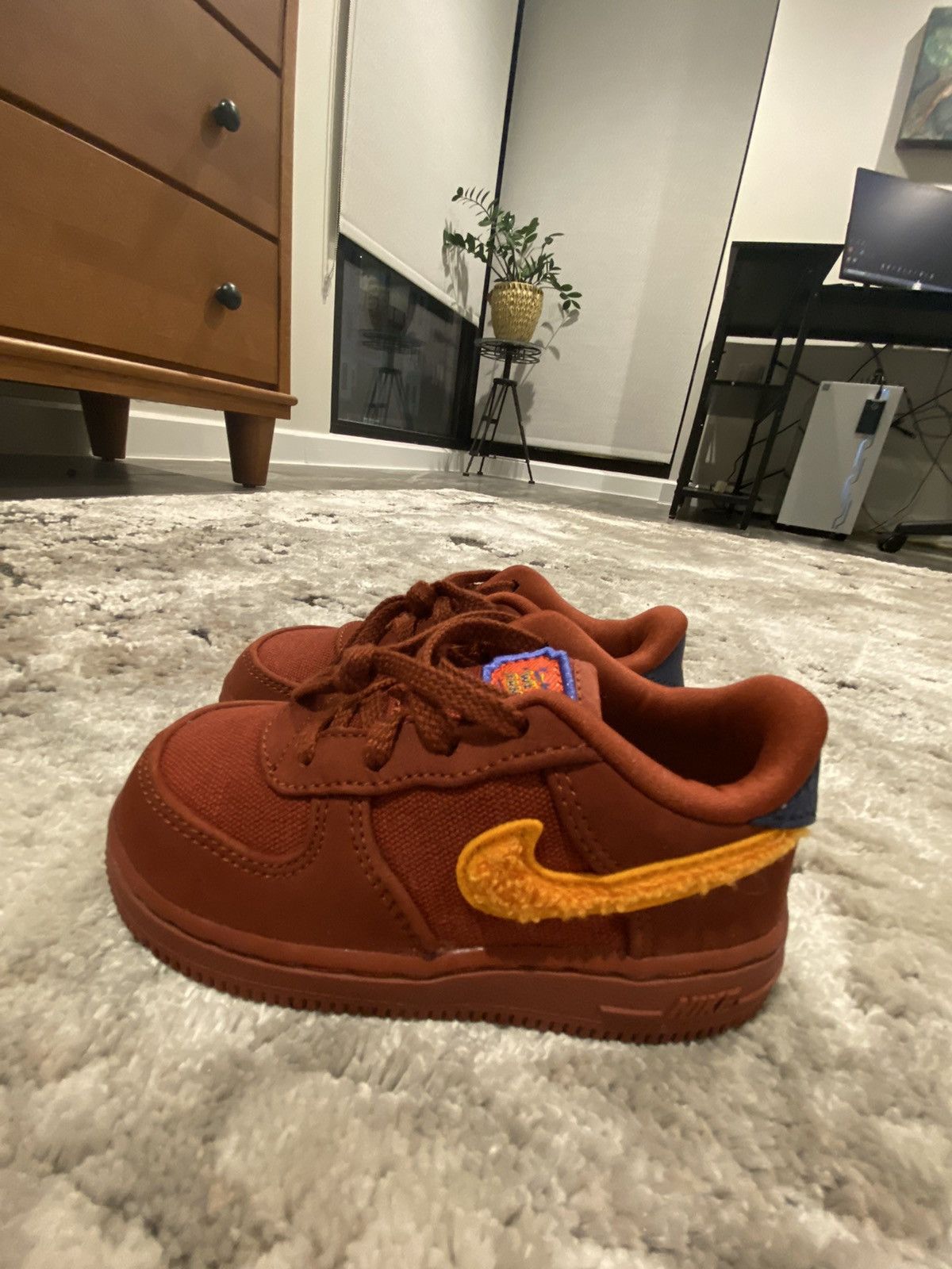 Nike NIKE AIR FORCE 1 REDSTONE (KIDS) Size US 8 / EU 41 - 6 Thumbnail