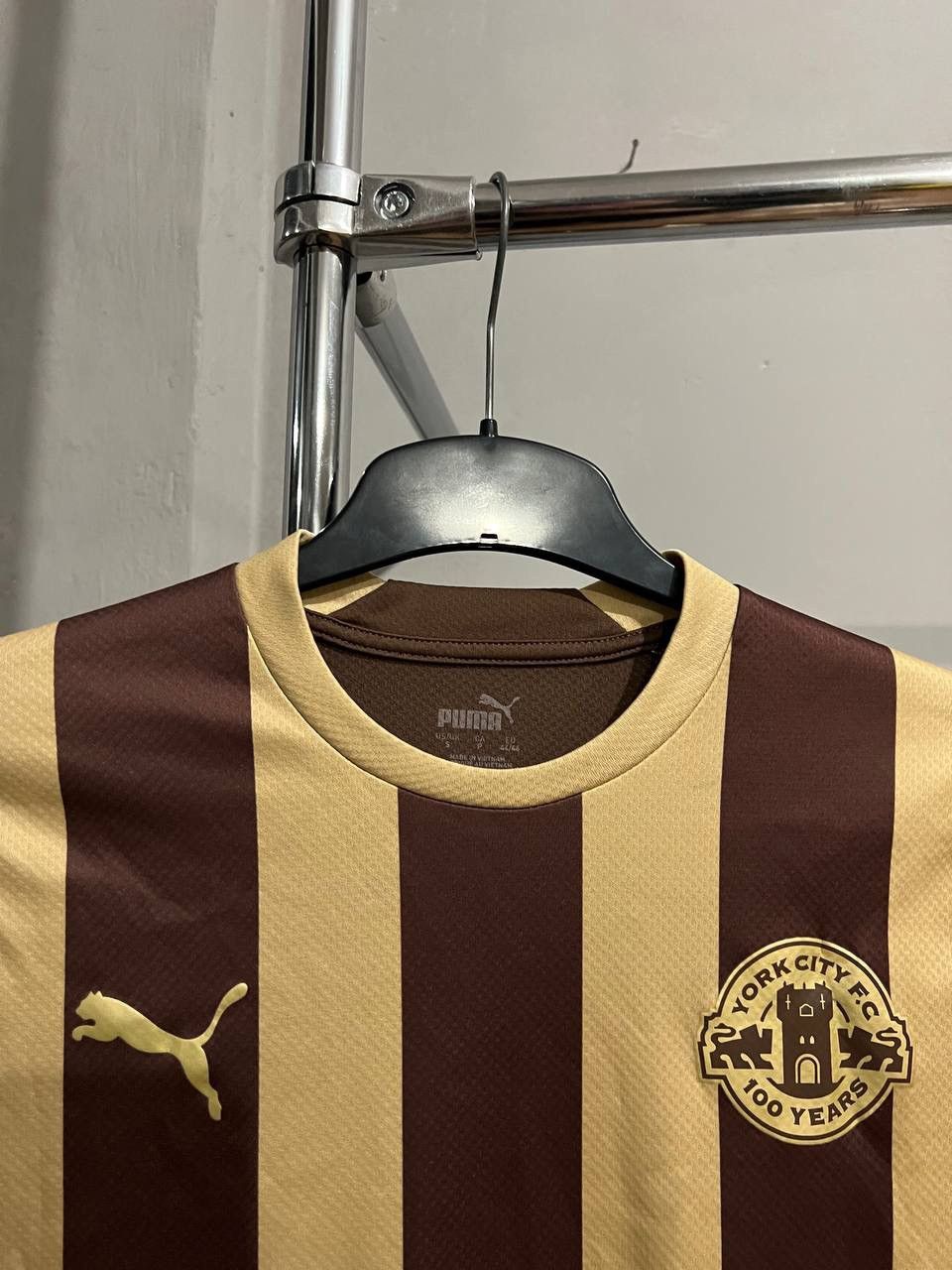 Puma 2022/23 YORK CITY FC THIRD 100 YEARS SOCCER FOOTBALL JERSEY Size US S / EU 44-46 / 1 - 7 Thumbnail