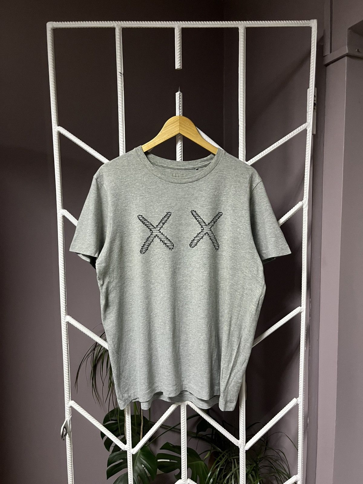 Kaws × Uniqlo Uniqlo Kaws Tee Size US M / EU 48-50 / 2 - 1 Thumbnail