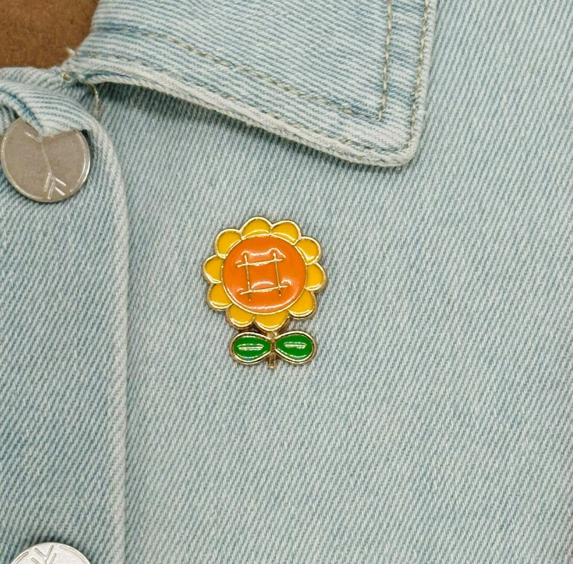 Other ✨Brooch Cute Cartoon sunflower shape Pin Enamel✨ Size ONE SIZE - 1 Thumbnail