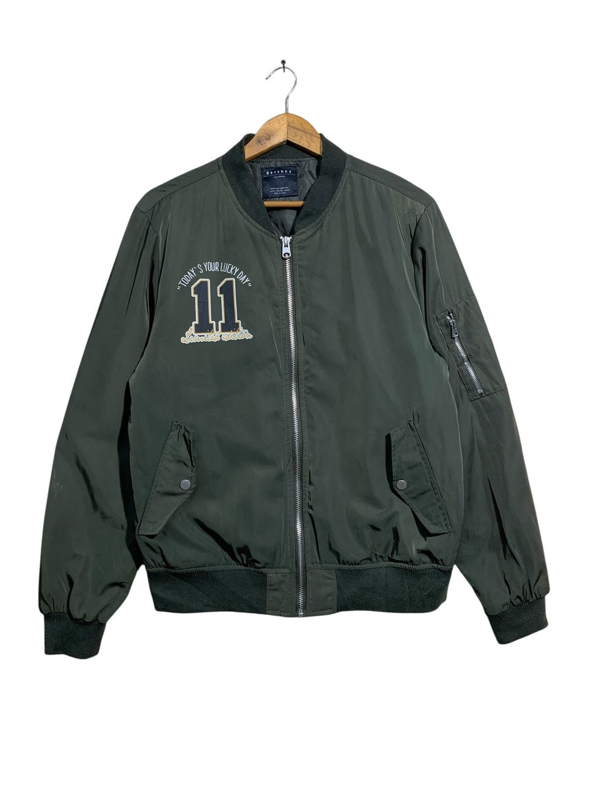 Bershka 🔥BERSHKA GREEN BOMBERS JACKETS TIGER MOTIVE Size US L / EU 52-54 / 3 - 4 Thumbnail