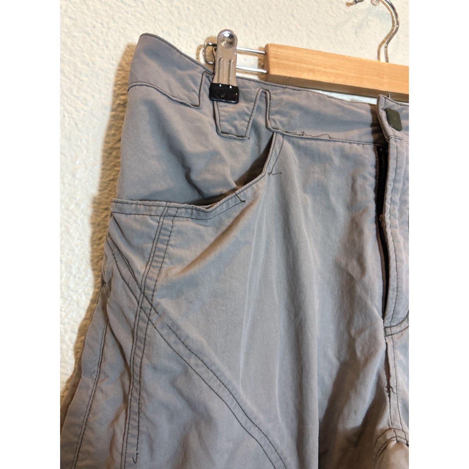 Mountain Hardwear VINTAGE Mountain Hardwear Cargo Shorts Men M Gray 32x13 Zipper Stains Flaw Size US 31 - 5 Thumbnail