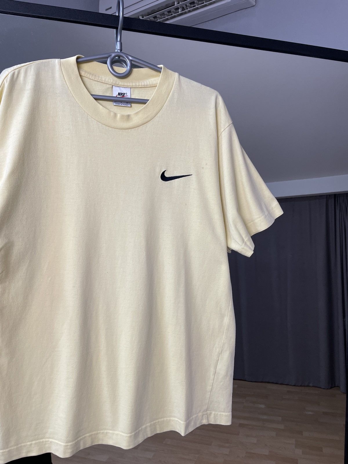 Vintage Vintage Nike Swoosh Tee Centre Logo Y2K T-shirt Size US M / EU 48-50 / 2 - 7 Thumbnail