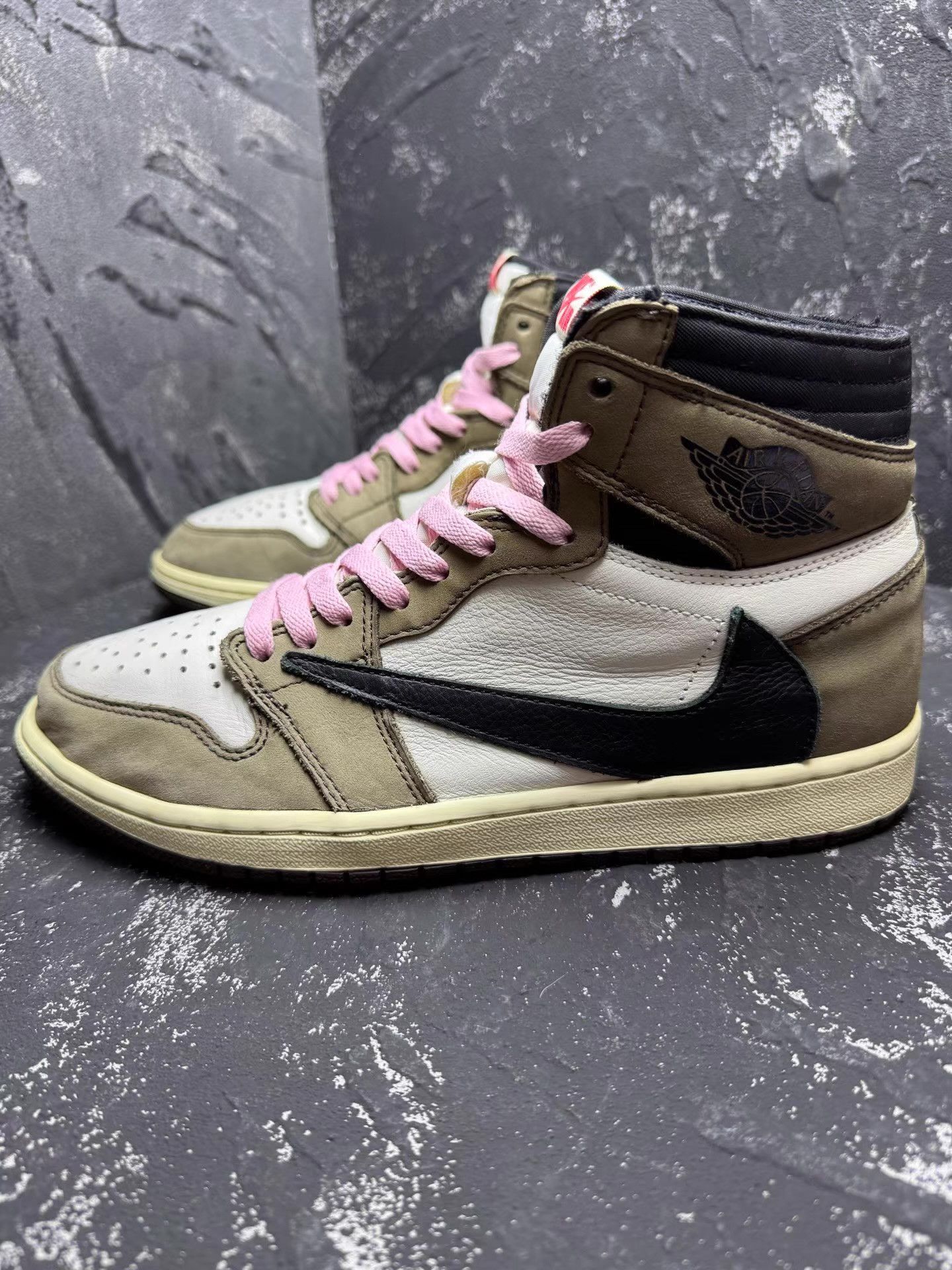Nike Travis Scott x Air Jordan 1 High Reverse Swoosh 1.0 Q10 Size US 9.5 / EU 42-43 - 2 Thumbnail