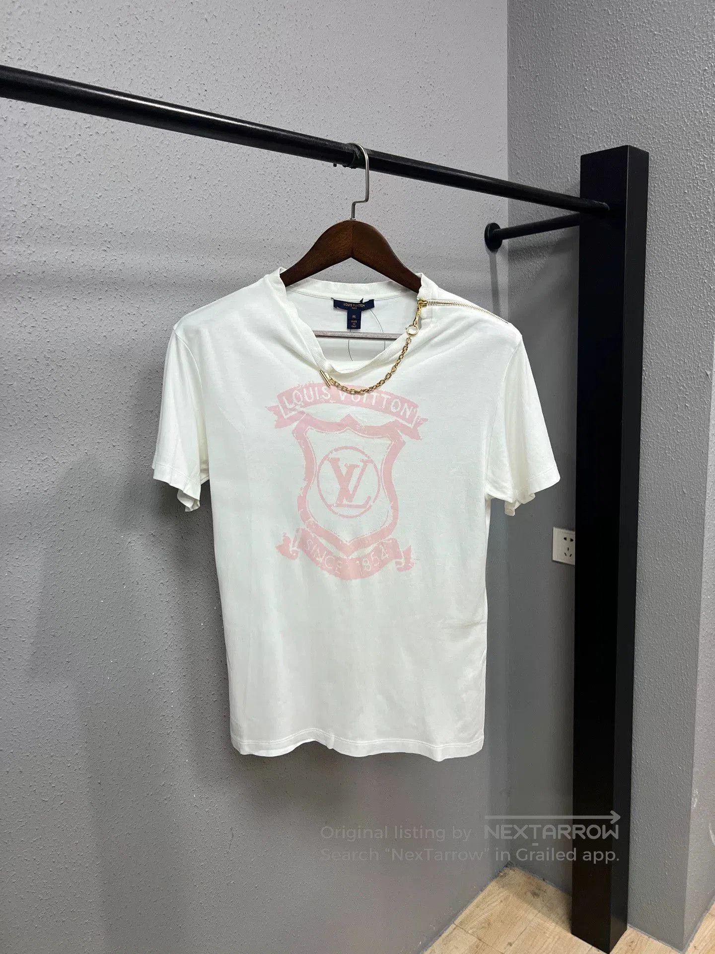 pink short sleeve chain top.