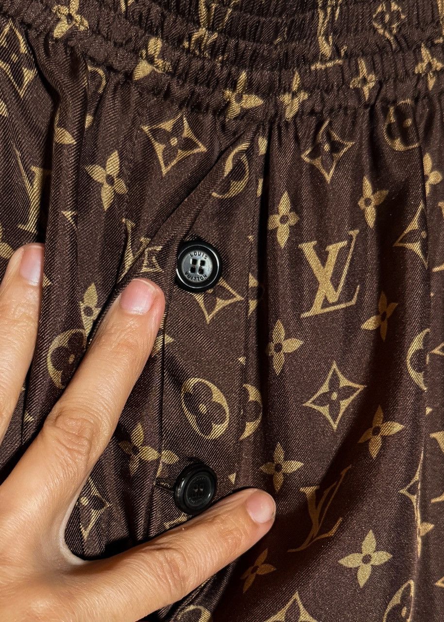 Louis Vuitton Louis Vuitton Brown Monogram Silk Jogger Pants Size 28" / US 6 / IT 42 - 7 Thumbnail