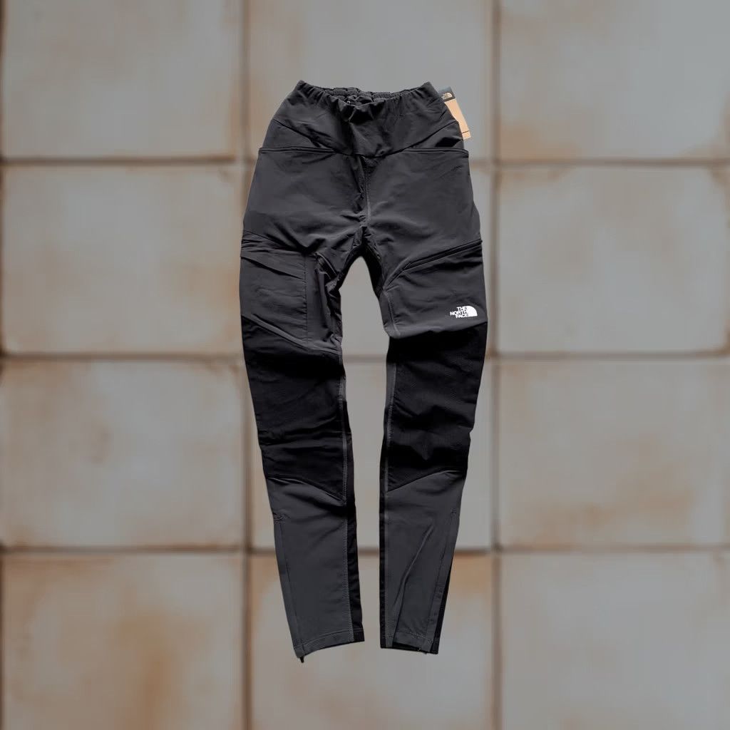 The North Face THE NORTH FACE Felik Tight Leggings Women’s 4 Black Activewear Star, Outdoor, Sports, Track Pants Women Size 27" / US 4 / IT 40 - 1 Thumbnail