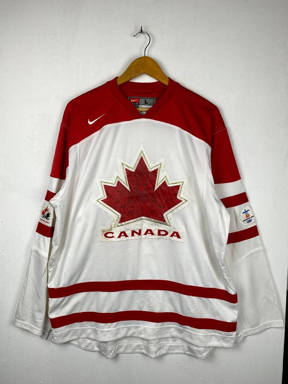 Nike vintage nike oympics vancouver jersey nice design Size US L / EU 52-54 / 3 - 1 Thumbnail