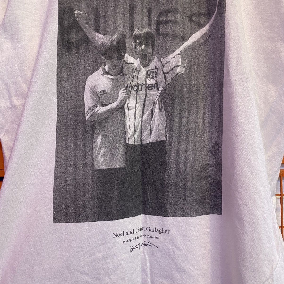 Vintage Vintage Noel Liam Gallagher Photograph Kevin Cummin Tshirt Size US L / EU 52-54 / 3 - 5 Thumbnail