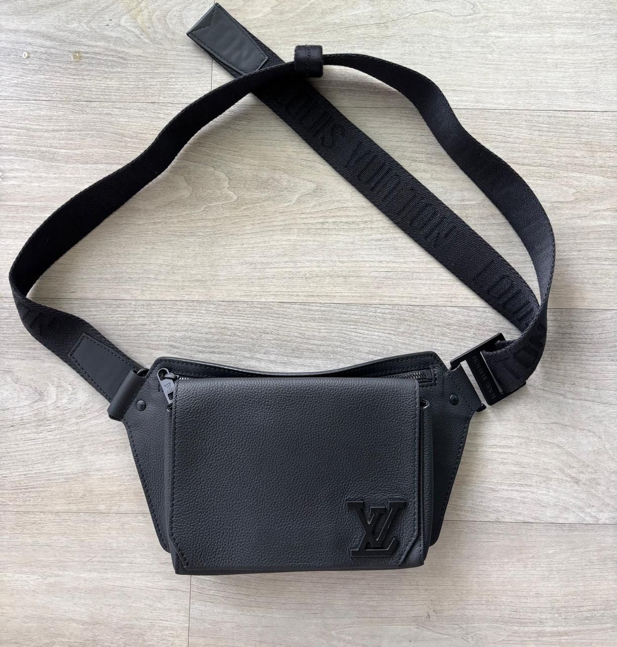 Louis Vuitton Louis Vuitton Black Aerogram Bag Size ONE SIZE - 1 Thumbnail