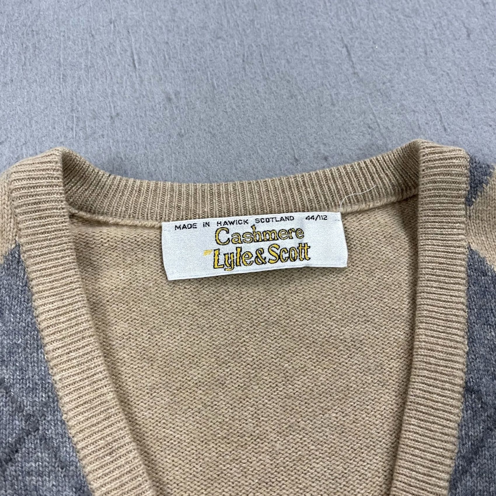 Lyle & Scott VINTAGE Lyle & Scott Sweater Mens 44 Large Brown 100% Cashmere Argyle V Neck Pullover Knit Shirt Size US L / EU 52-54 / 3 - 3 Thumbnail