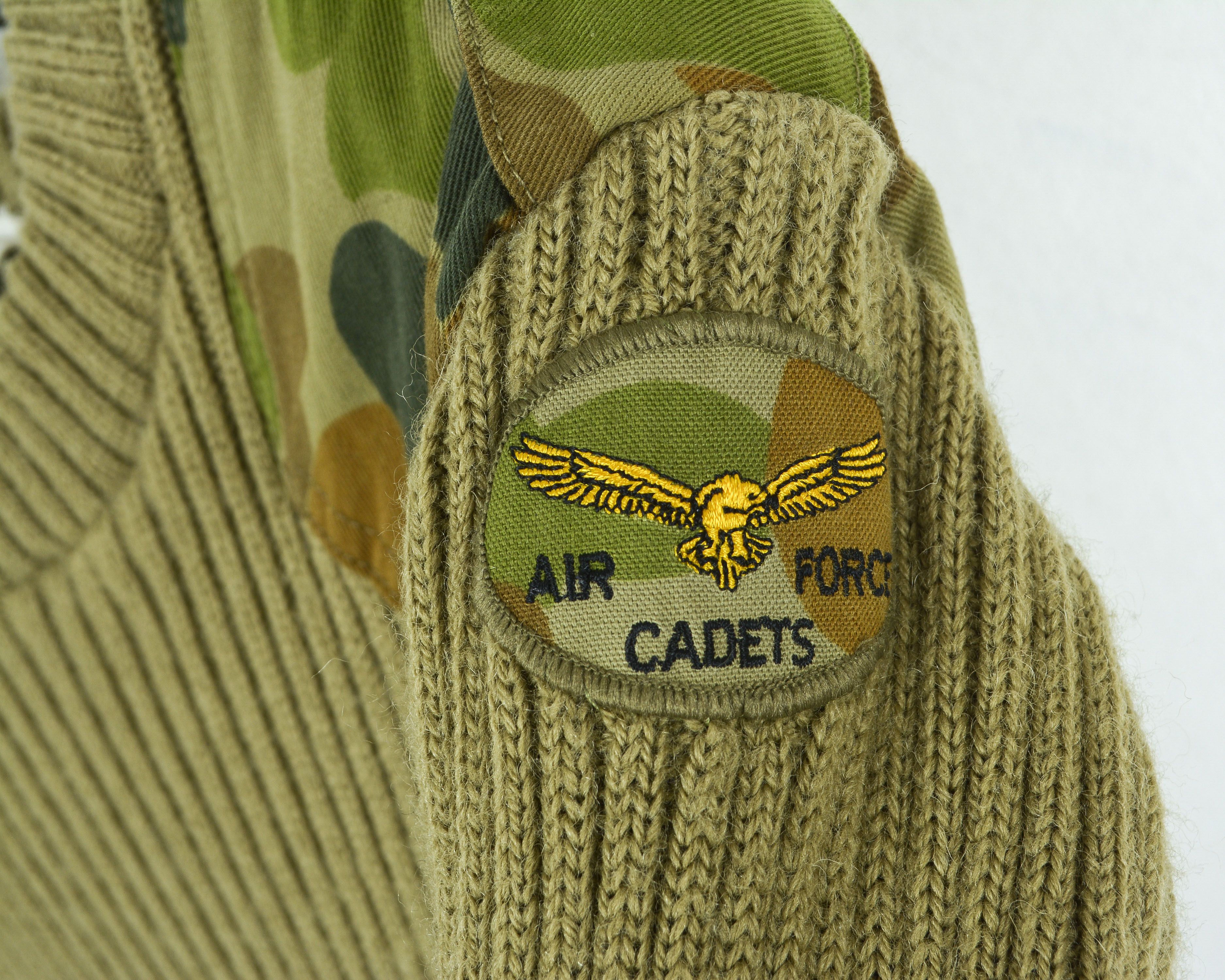 Man Made In Australia AUSTRALIA Army 1997 Jumper Knit S Wool Sweater Warm Pullover Size US S / EU 44-46 / 1 - 4 Thumbnail