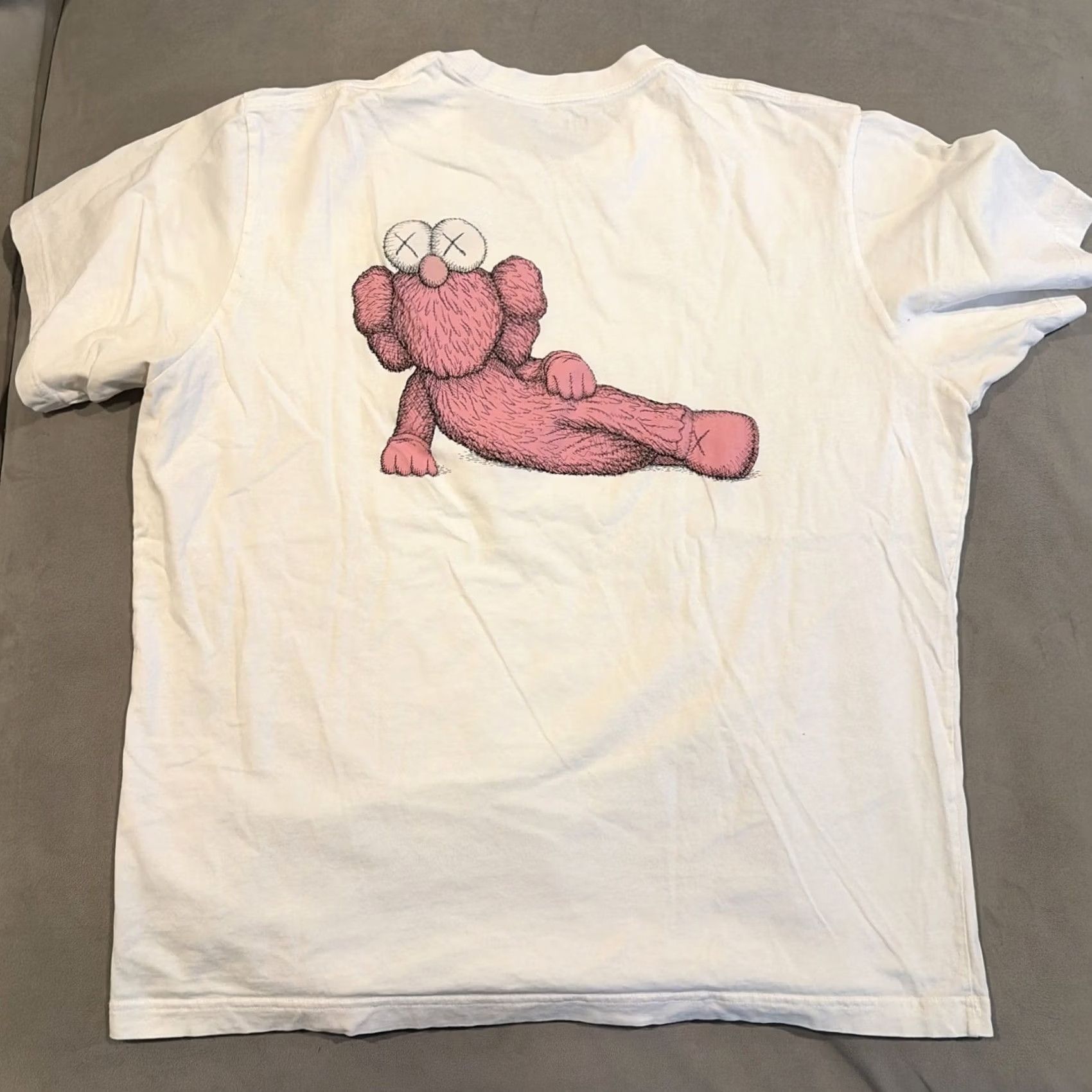 Uniqlo Uniqlo UT X KAWS - White Short Sleeve T Shirt - Men’s XL Size US XL / EU 56 / 4 - 4 Thumbnail