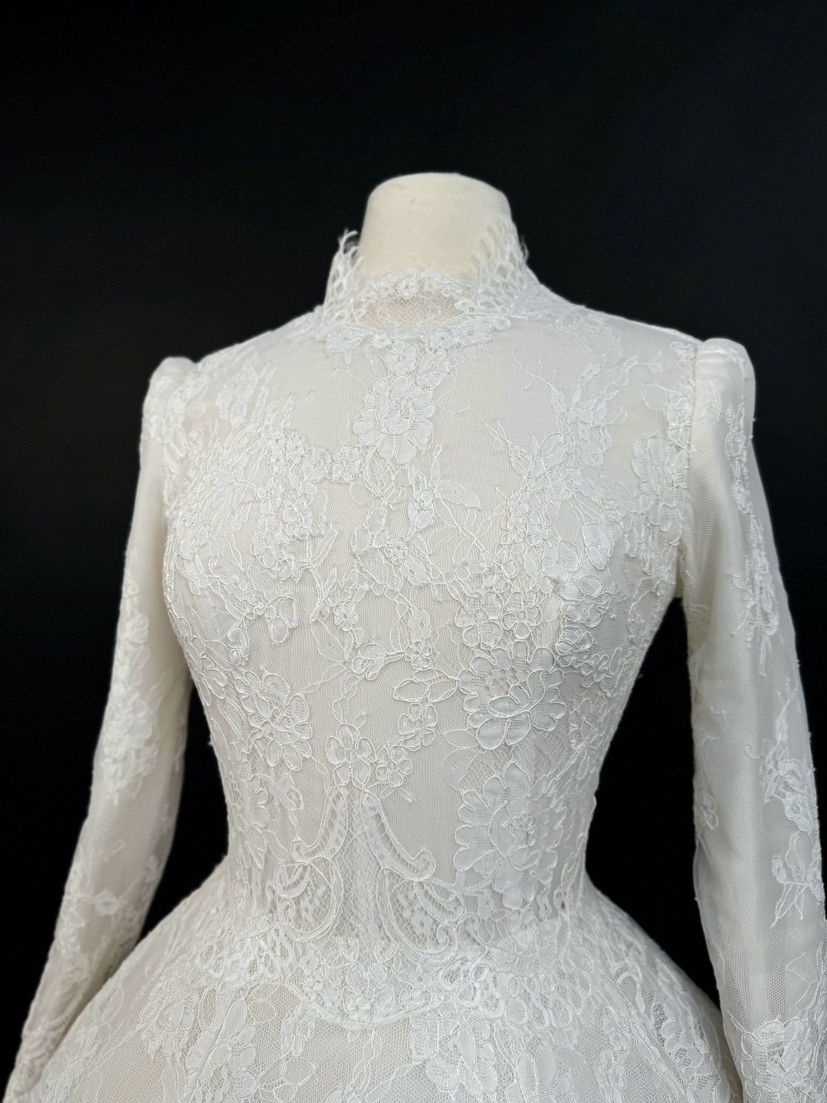 Other Preloved US 6 Anna Augusta French Corded Lace Bridal Gown Size M / US 6-8 / IT 42-44 - 4 Thumbnail
