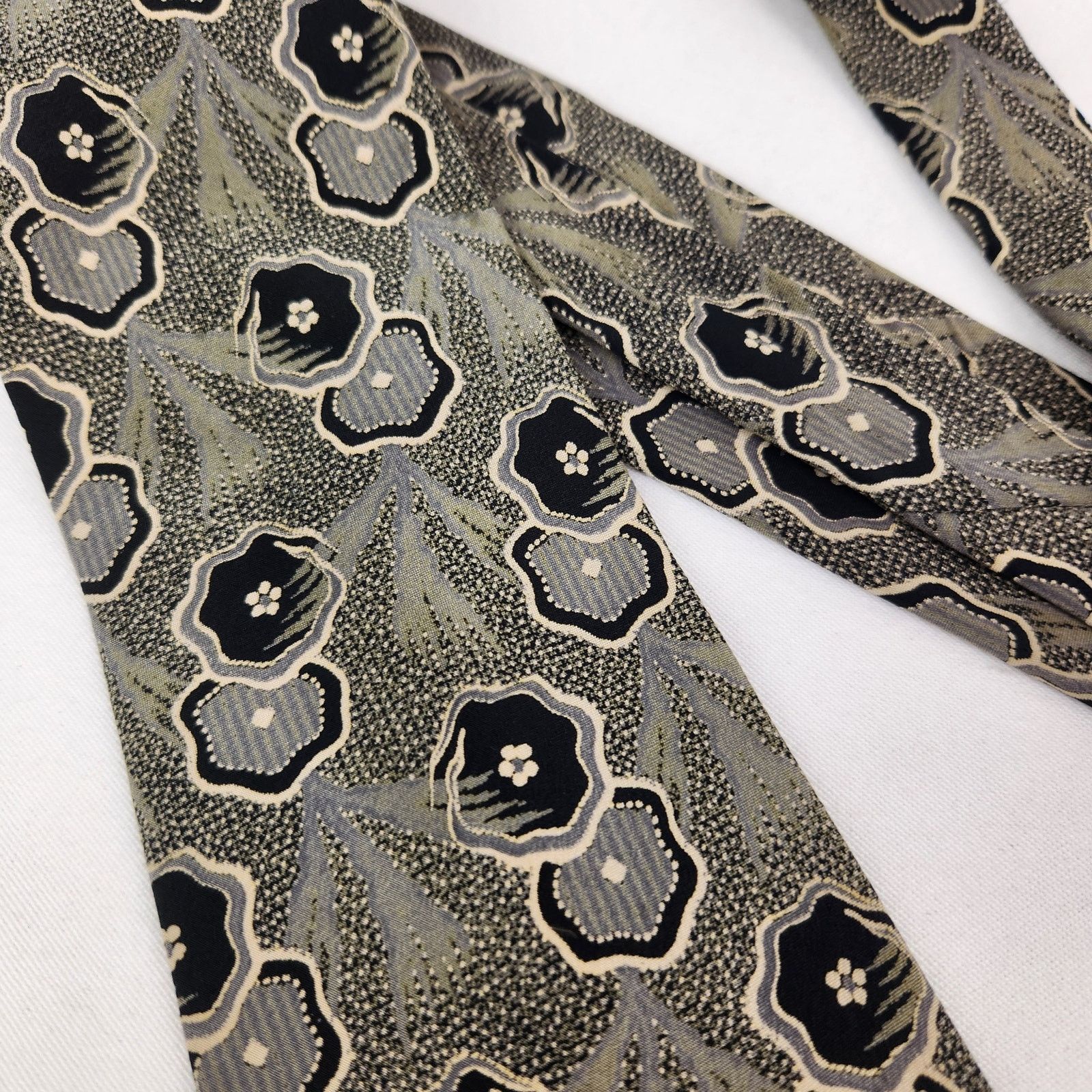 Vintage Vintage Designer Flower Hawaiian 90s Patterned Silk Tie Size ONE SIZE - 2 Thumbnail