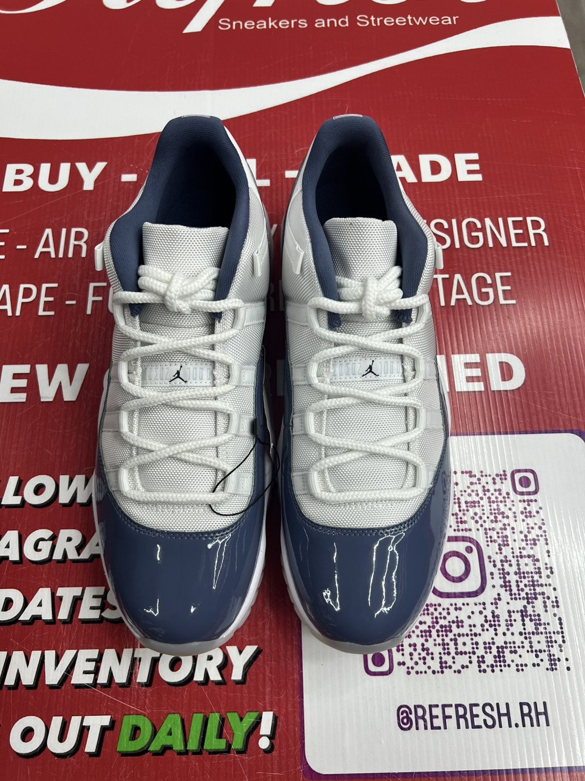 Jordan Brand Air Jordan 11 Low Diffused Blue Size 13 Size US 13 / EU 46 - 4 Thumbnail