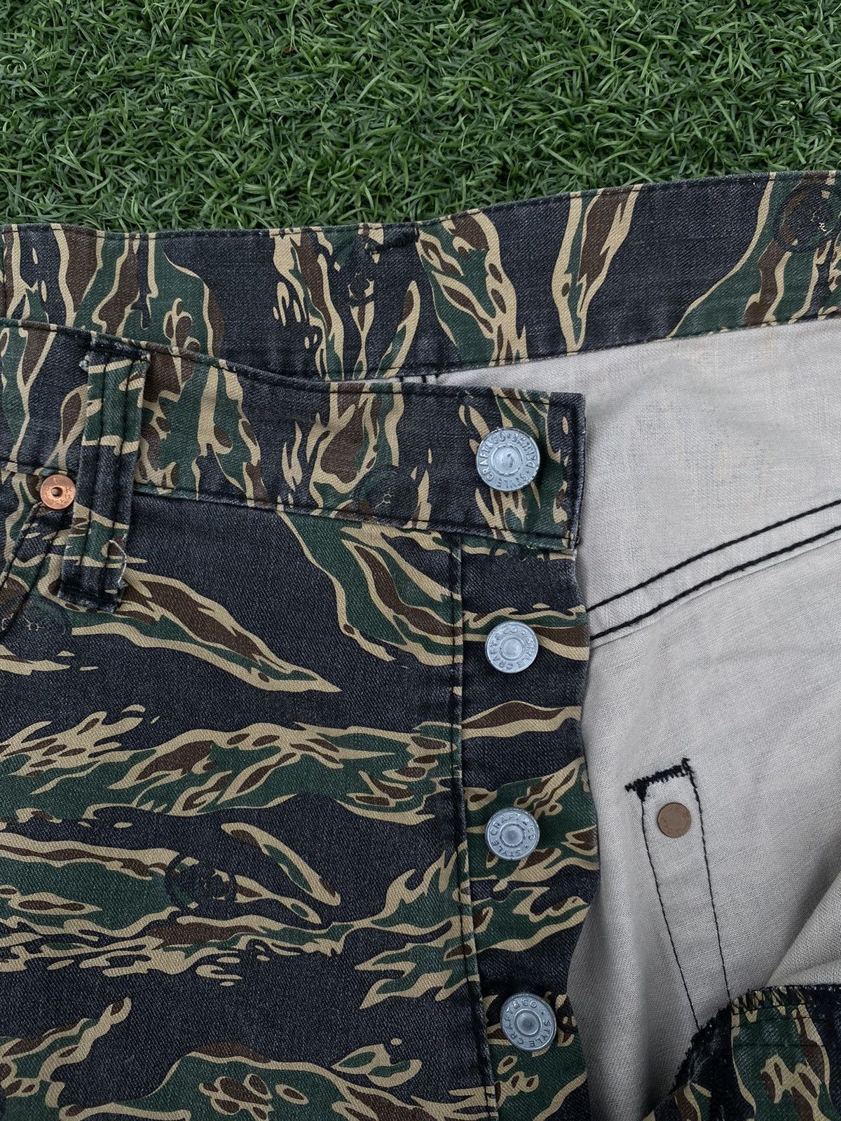 Evisu EVISU TIGER STRIPE SHORT PANTS Size US 32 / EU 48 - 6 Thumbnail