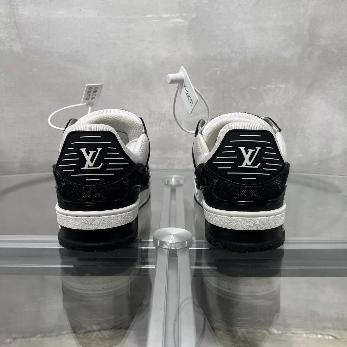 Louis Vuitton LV Trainer Black White Denim 1.5/35.5 Size US 5 / IT 35 - 6 Thumbnail