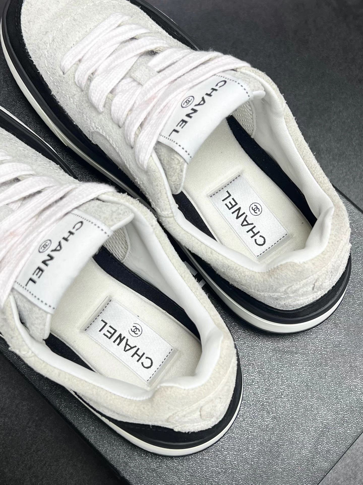 Chanel CHANEL Grey & Black Low-Top Sneakers K15 Size US 8.5 / IT 38.5 - 4 Thumbnail