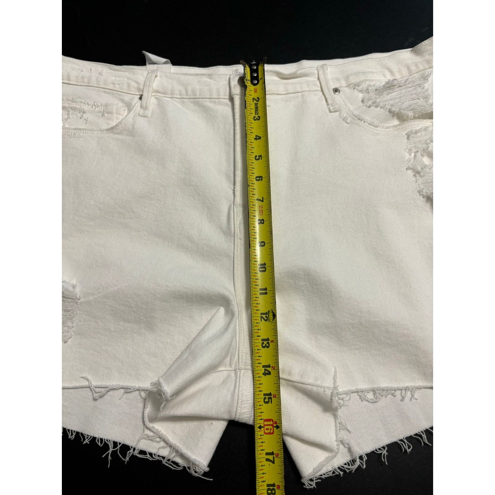 Good American Good American Distressed Frayed Hem Shorts Size 18 NWOT Size 40" / US 18 - 6 Thumbnail